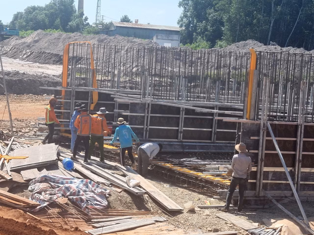 Nhà thầu đã huy động nhiều loại máy móc máy móc, thiết bị và hơn 100 công nhân làm việc trên công trường để rút ngắn thời gian thực hiện dự án.