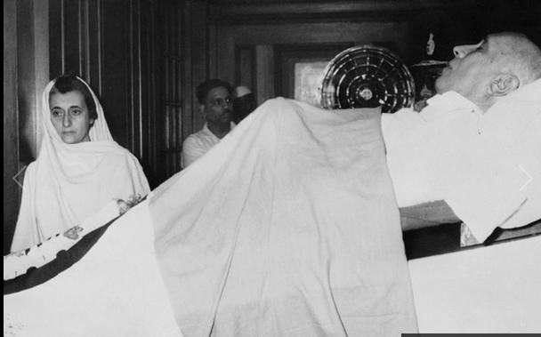 Ảnh chụp bà Indira Gandhi (năm 1964) bên thi hài của cha, ông Jawaharlal Nehru, thủ tướng đầu tiên của Ấn Độ. Bà Indira Gandhi cũng từng làm thủ tướng của nước này hai năm sau đó