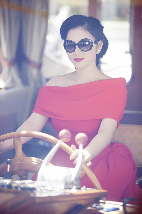 Lý Nhã Kỳ cũng đang ở trên một du thuyền khác nhưng có giá lên tới hàng triệu đô. Lý Nhã Kỳ cũng đang ở trên một du thuyền khác nhưng có giá lên tới hàng triệu đô