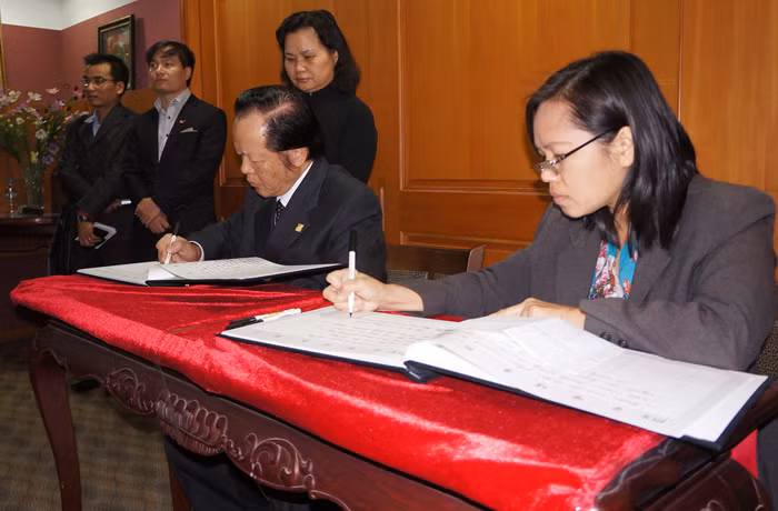 Chia sẻ niềm tiếc thương vô hạn qua sổ tang. Ảnh: T.Đ