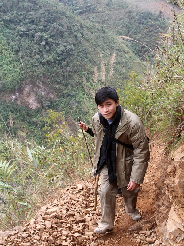 Chàng thư sinh leo núi đến nhà dân