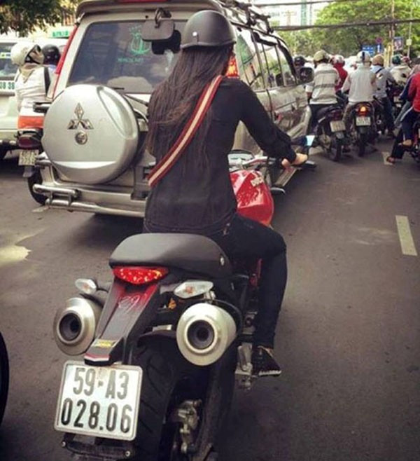 Thiếu nữ dễ dàng trở thành tâm điểm của những lời bình luận chỉ đơn giản vì cô ấy cưỡi mô tô khủng. Và cũng có lẽ vì thế, ngày càng có nhiều cô gái tung ảnh cưỡi mô tô trên đường phố, để thể hiện niềm đam mê với xe hay đơn giản, chỉ muốn mình nổi bật trong đám đông