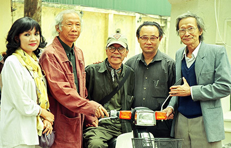Thu Bồn bên cạnh người vợ cuối cùng Lý Bạch Huệ và bạn bè văn nghệ sĩ: NSND Doãn Hoàng Giang, nhà văn Ngô Thảo, nhà văn Nguyễn Xuân Khánh