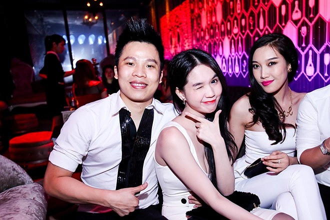 Cả hai tạo dáng thoải mái trước đông đảo bạn bè.. Cả hai tạo dáng thoải mái trước đông đảo bạn bè.