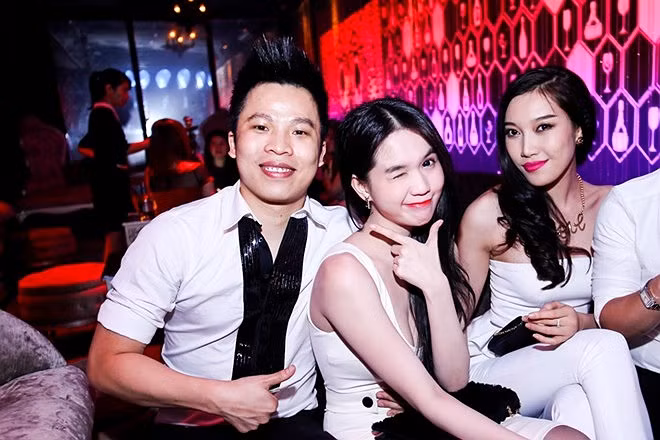 Cả hai tạo dáng thoải mái trước đông đảo bạn bè.. Cả hai tạo dáng thoải mái trước đông đảo bạn bè.