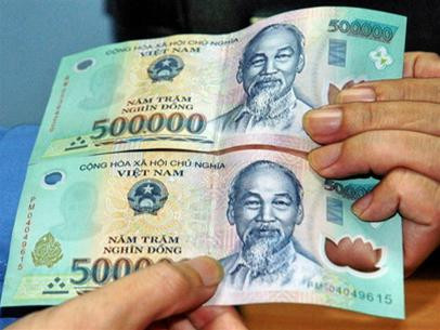 Tiền giả có thể phân biệt được bằng tay và mắt thường. Ảnh minh họa