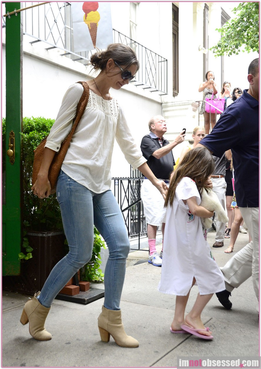 Katie cùng con gái Suri. Katie cùng con gái Suri