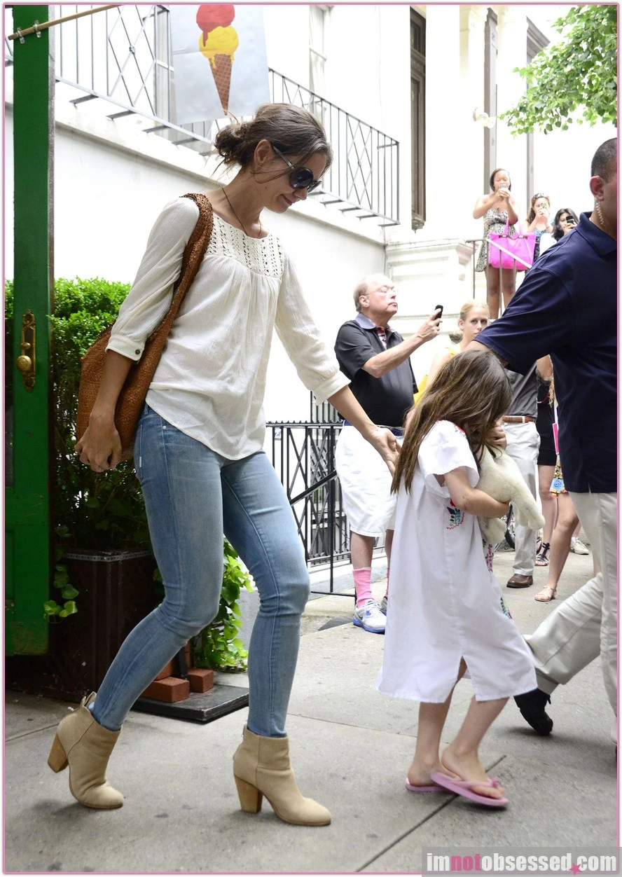 Katie cùng con gái Suri