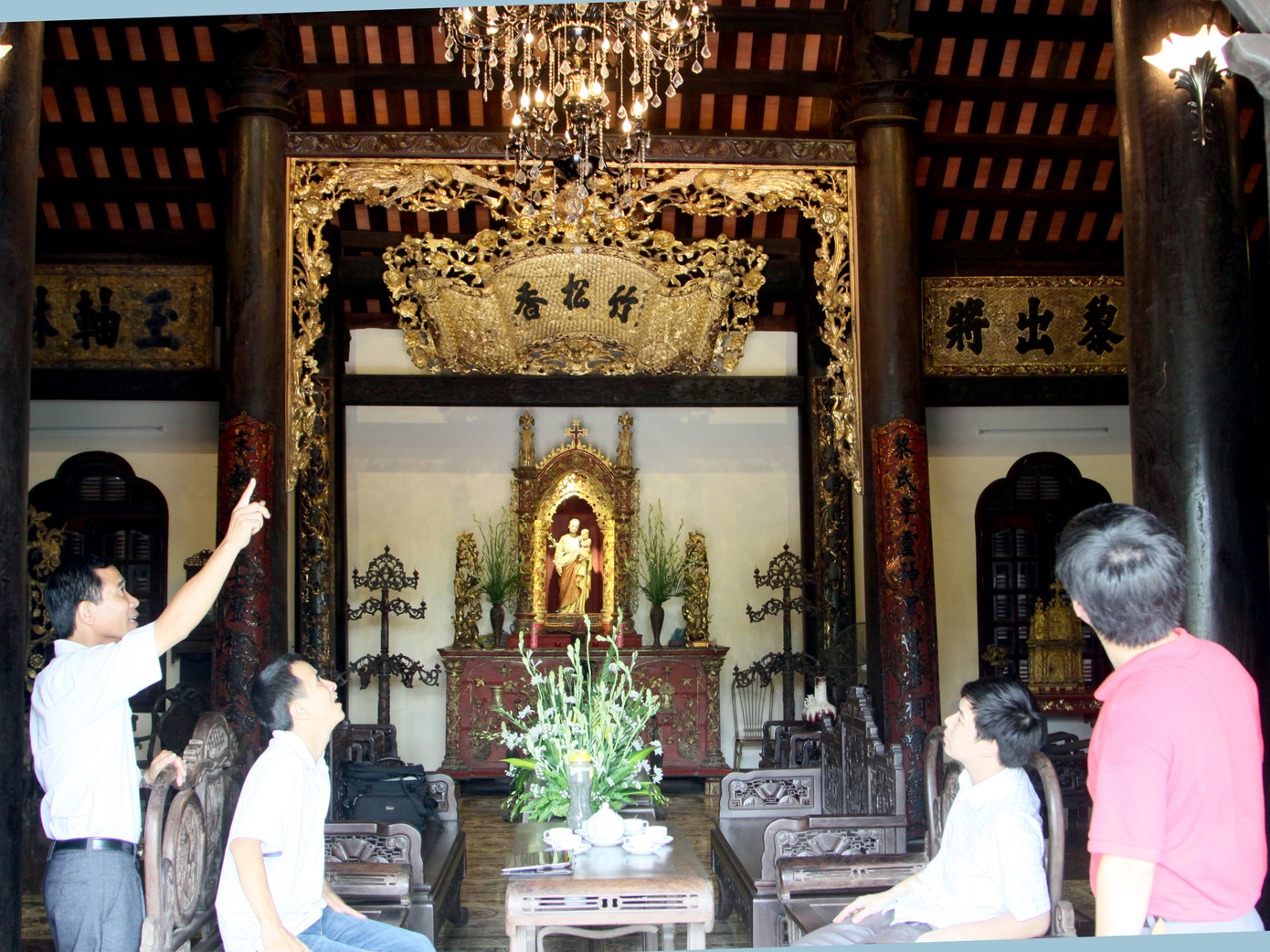 Anh Phạm Văn Nhân giới thiệu chi tiết của căn nhà.