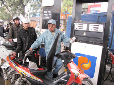 Mua xăng tại 111 đường Láng