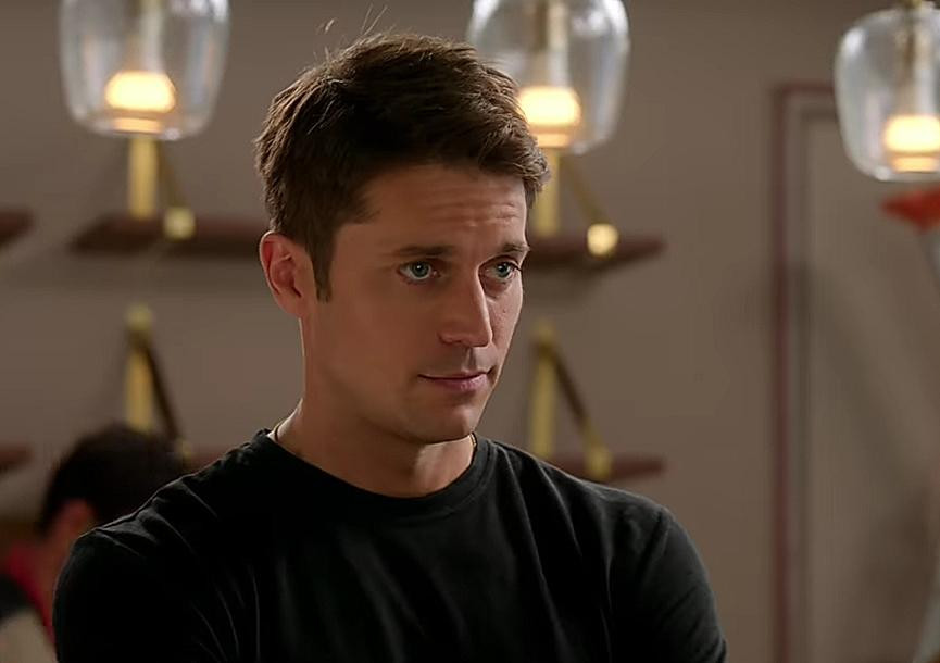 Phân cảnh thể hiện độ &quot;ngầu lòi&quot; của Lucas trong &quot;Emily in Paris&quot; mùa hai. - Nguồn: Netflix