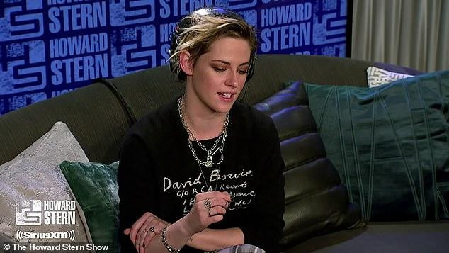 Kristen Stewart trong buổi phỏng vấn với Howard Stern. - Nguồn: Internet Kristen Stewart trong buổi phỏng vấn với Howard Stern. - Nguồn: Internet
