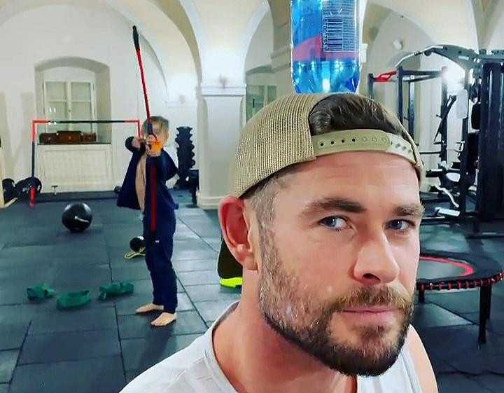 Hai bố con nhà Hemsworth đang hưởng ứng phim Hawkeye à? - Nguồn: IGNV