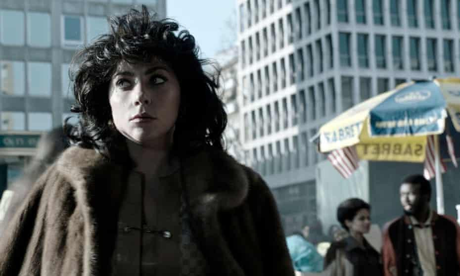 Lady Gaga hóa thân thành "góa phụ đen" Patrizia Gucci cực ngầu trong House of Gucci. Nguồn: The Guardian