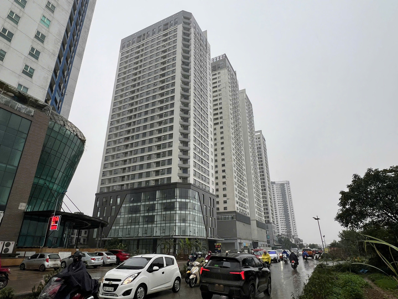 Dự án nhà ở xã hội HH4 Đại Mỗ (quận Nam Từ Liêm) liên tiếp vỡ tiến độ bàn giao nhà theo cam kết khiến người dân bức xúc, đội mưa băng rôn đòi nhà. Dự án nhà ở xã hội HH4 Đại Mỗ (quận Nam Từ Liêm) liên tiếp vỡ tiến độ bàn giao nhà theo cam kết khiến người dân bức xúc, đội mưa băng rôn đòi nhà.