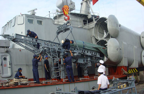 Tên lửa P-15 Termit cũng được trang bị cho tàu cao tốc tên lửa Osa II của hải quân Việt Nam. Trong ảnh là kỹ thuật viên nạp đạn P-15 lên bệ phóng tàu tên lửa.. Tên lửa P-15 Termit cũng được trang bị cho tàu cao tốc tên lửa Osa II của hải quân Việt Nam. Trong ảnh là kỹ thuật viên nạp đạn P-15 lên bệ phóng tàu tên lửa.