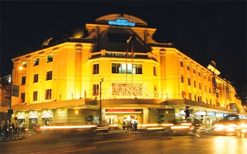 Sau hai năm đóng cửa, Tràng Tiền Plaza bắt đầu trở lại từ 6/4 này với diện mạo mới. Sau hai năm đóng cửa, Tràng Tiền Plaza bắt đầu trở lại từ 6/4 này với diện mạo mới