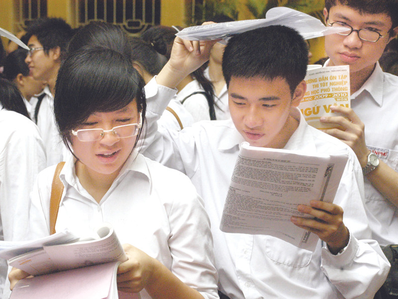 Sĩ tử phấp phỏng rời phòng thi. Ảnh: Phạm Yên. Sĩ tử phấp phỏng rời phòng thi. Ảnh: Phạm Yên