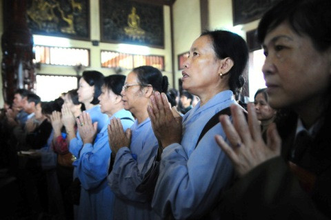Các phật tử thành tâm cầu nguyện cho anh linh Đại tướng trong nhà thờ tổ Thiền viện Trúc Lâm Sùng Phúc