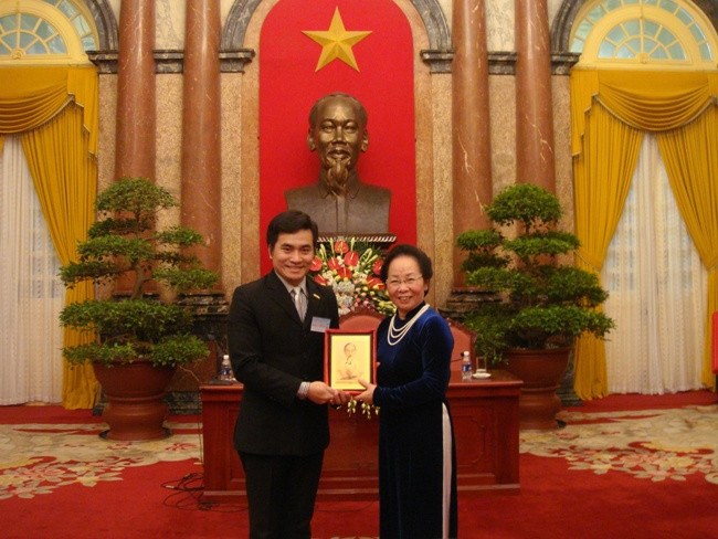 Phó Chủ tịch nước Nguyễn Thị Doan trao bằng khen cho một tài năng trẻ