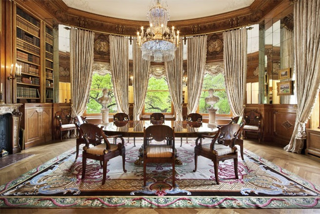 3 căn hộ mà Abramovich mua lại từ nhà Ronson bao gồm một căn dạng penthouse, một căn dạng triplex, và một căn dạng duplex. Tổng diện tích của 3 căn này là gần 1.400 m2. 3 căn hộ mà Abramovich mua lại từ nhà Ronson bao gồm một căn dạng penthouse, một căn dạng triplex, và một căn dạng duplex. Tổng diện tích của 3 căn này là gần 1.400 m2