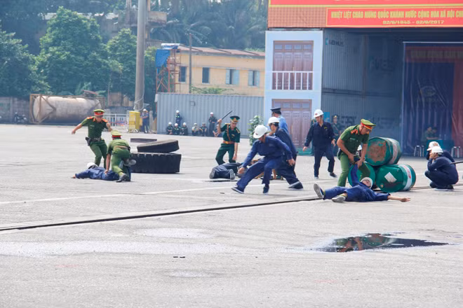 Mục kích diễn tập chống khủng bố trên cảng Tiên Sa ảnh 2