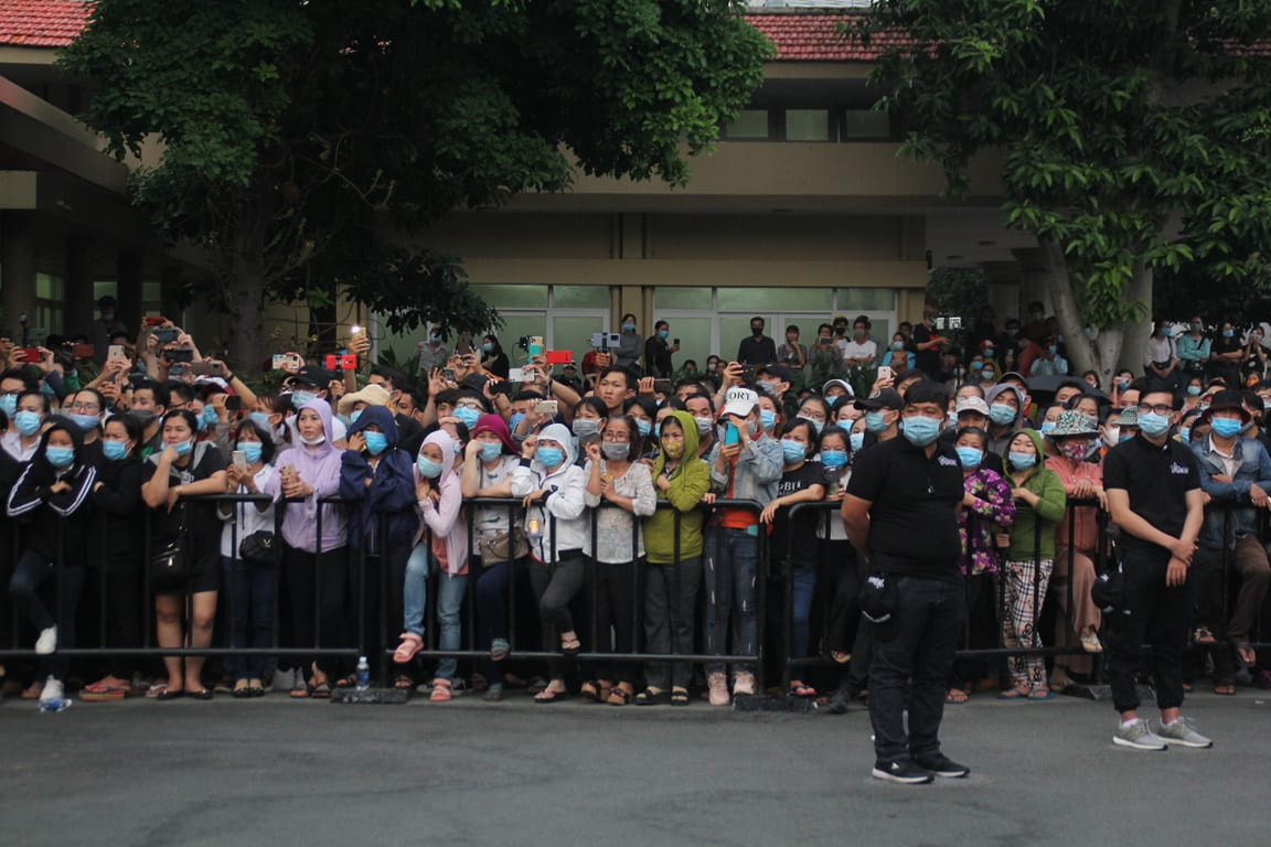 Hàng nghìn người dân chờ dưới mưa dọc đường ra sân bay để chào Chí Tài lần cuối ảnh 2