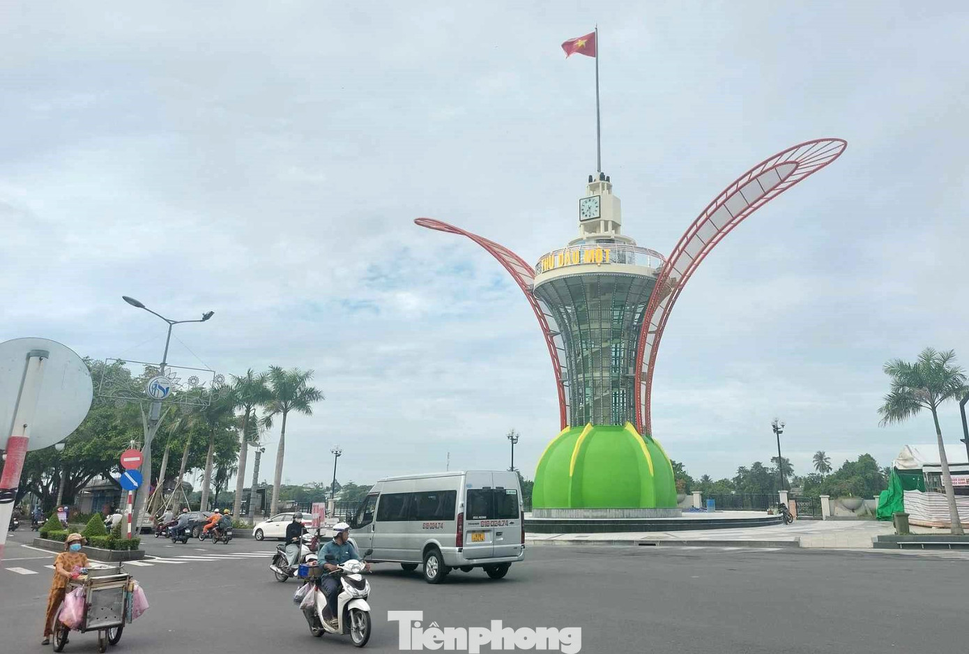 Cặp cánh hoa dầu được thiết kế bằng thép, với phần hoạt tiết được sơn phối màu như cánh hoa dầu tự nhiên cùng hệ thống đèn led trang trí làm nổi bật cánh hoa khi nhìn từ xa cũng như vào ban đêm.