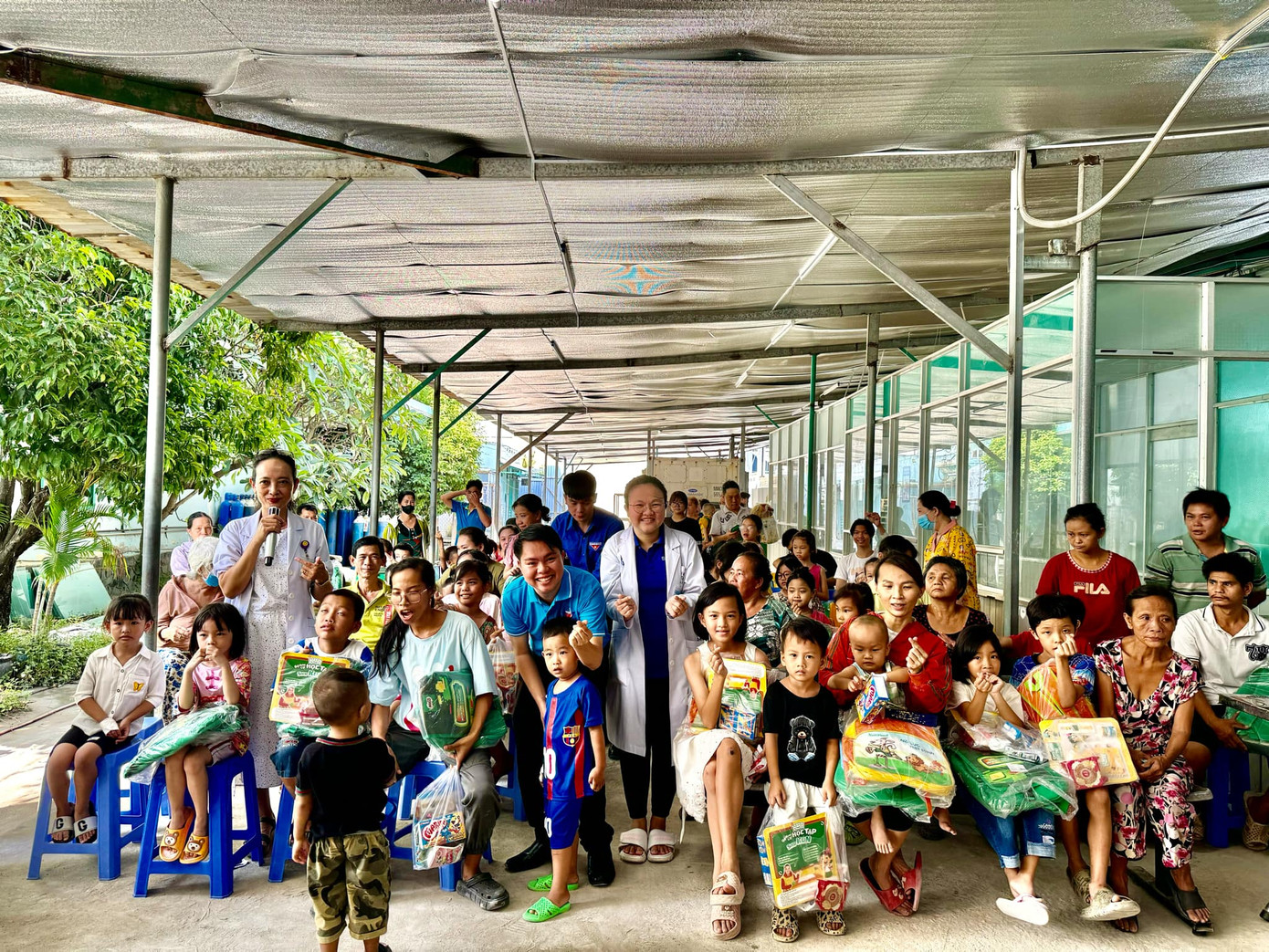 Tặng quà bệnh nhi tại Bệnh viện Quận 8. Ảnh: Chấn Sang