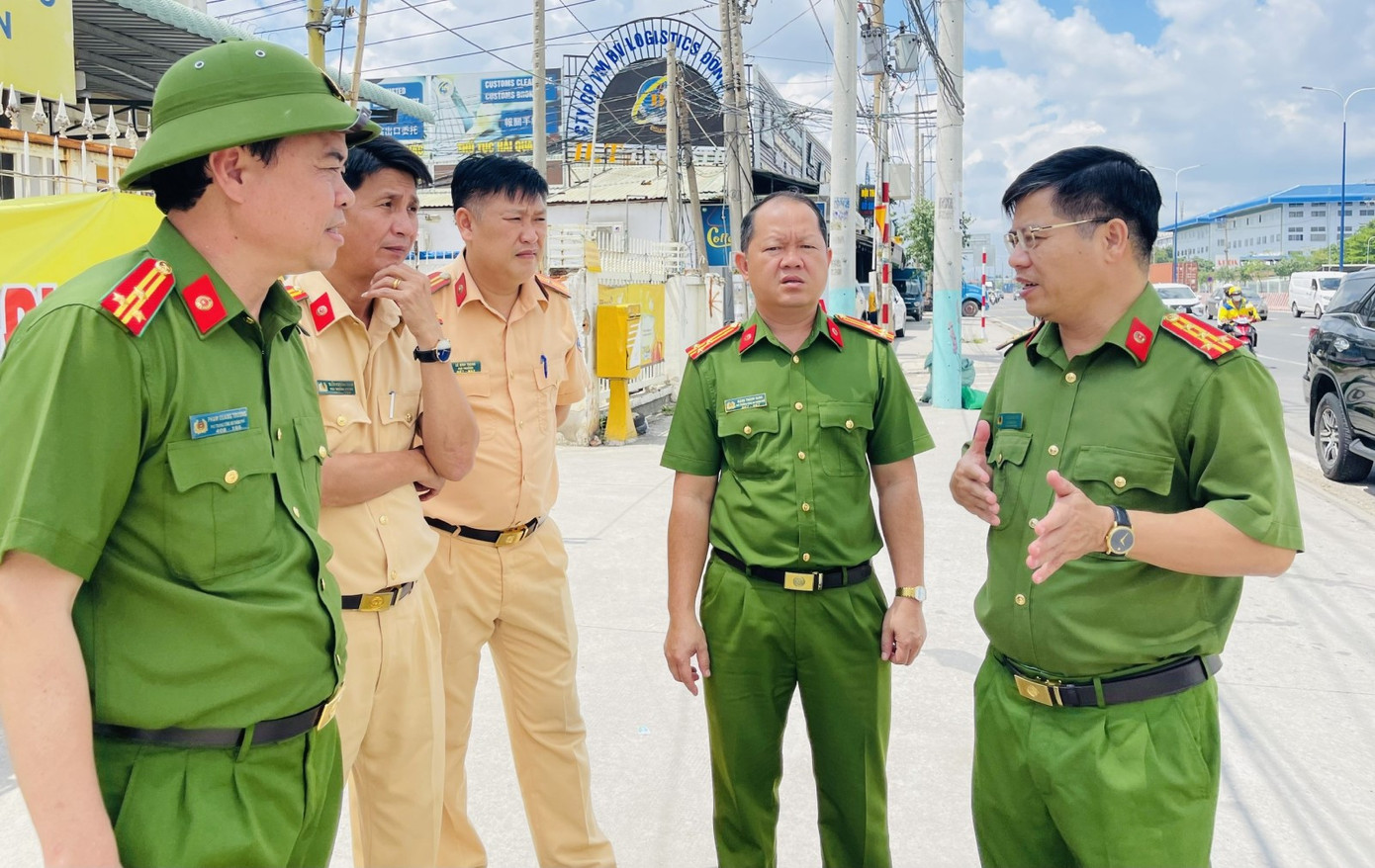 Đại tá Ngô Xuân Phú, Phó giám đốc công an tỉnh Bình Dương (bìa phải) cùng lãnh đạo phòng CSGT và lãnh đạo Công an TP Thuận An kiểm tra tại tuyến ĐT.743.