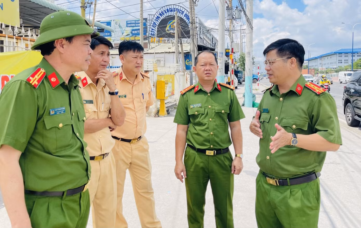 Đại tá Ngô Xuân Phú, Phó giám đốc công an tỉnh Bình Dương (bìa phải) cùng lãnh đạo phòng CSGT và lãnh đạo Công an TP Thuận An kiểm tra tại tuyến ĐT.743.
