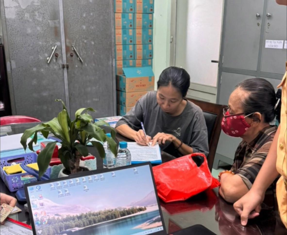Nữ tài xế ký biên bản tại cơ quan công an