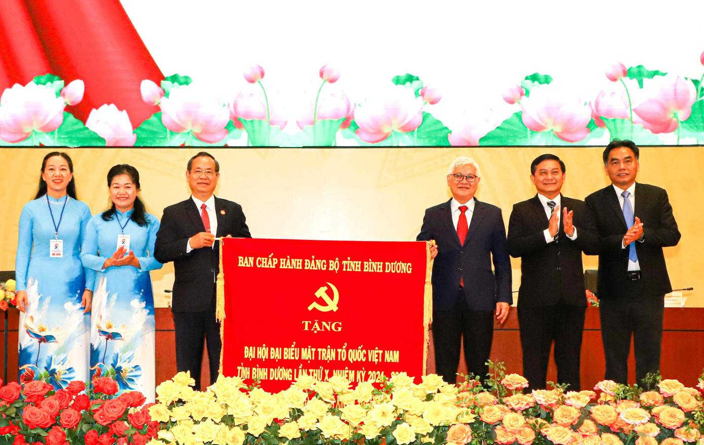 Ban Chấp hành Đảng bộ tỉnh Bình Dương tặng bức trướng chúc mừng đại hội.