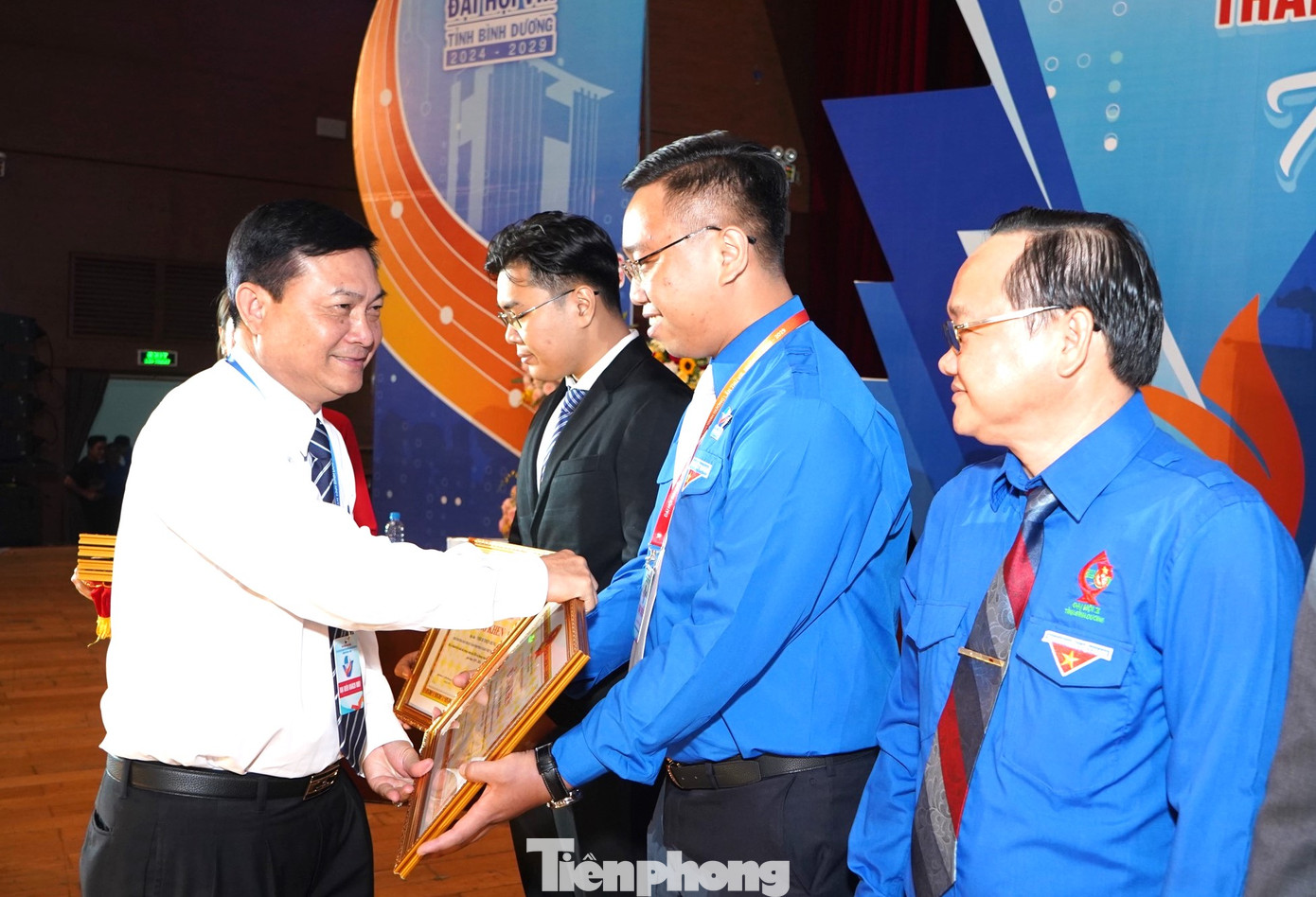 Chủ tịch HĐND tỉnh Bình Dương Nguyễn Văn Lộc tặng bằng khen cho cá nhân, tập thể có thành tích xuất sắc. Chủ tịch HĐND tỉnh Bình Dương Nguyễn Văn Lộc tặng bằng khen cho cá nhân, tập thể có thành tích xuất sắc.