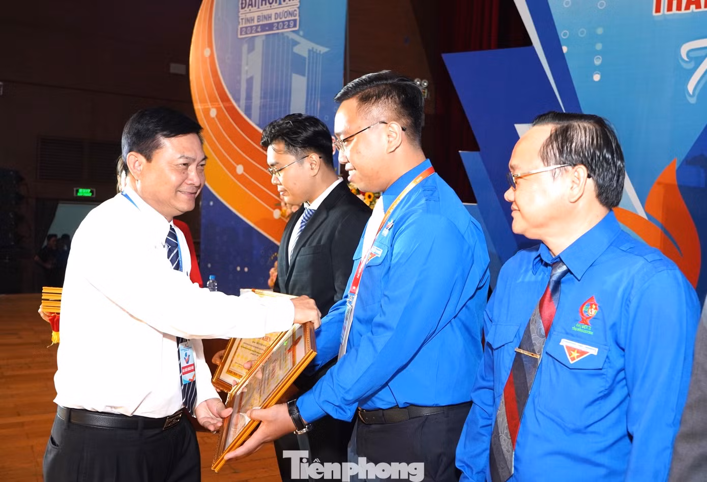 Chủ tịch HĐND tỉnh Bình Dương Nguyễn Văn Lộc tặng bằng khen cho cá nhân, tập thể có thành tích xuất sắc.