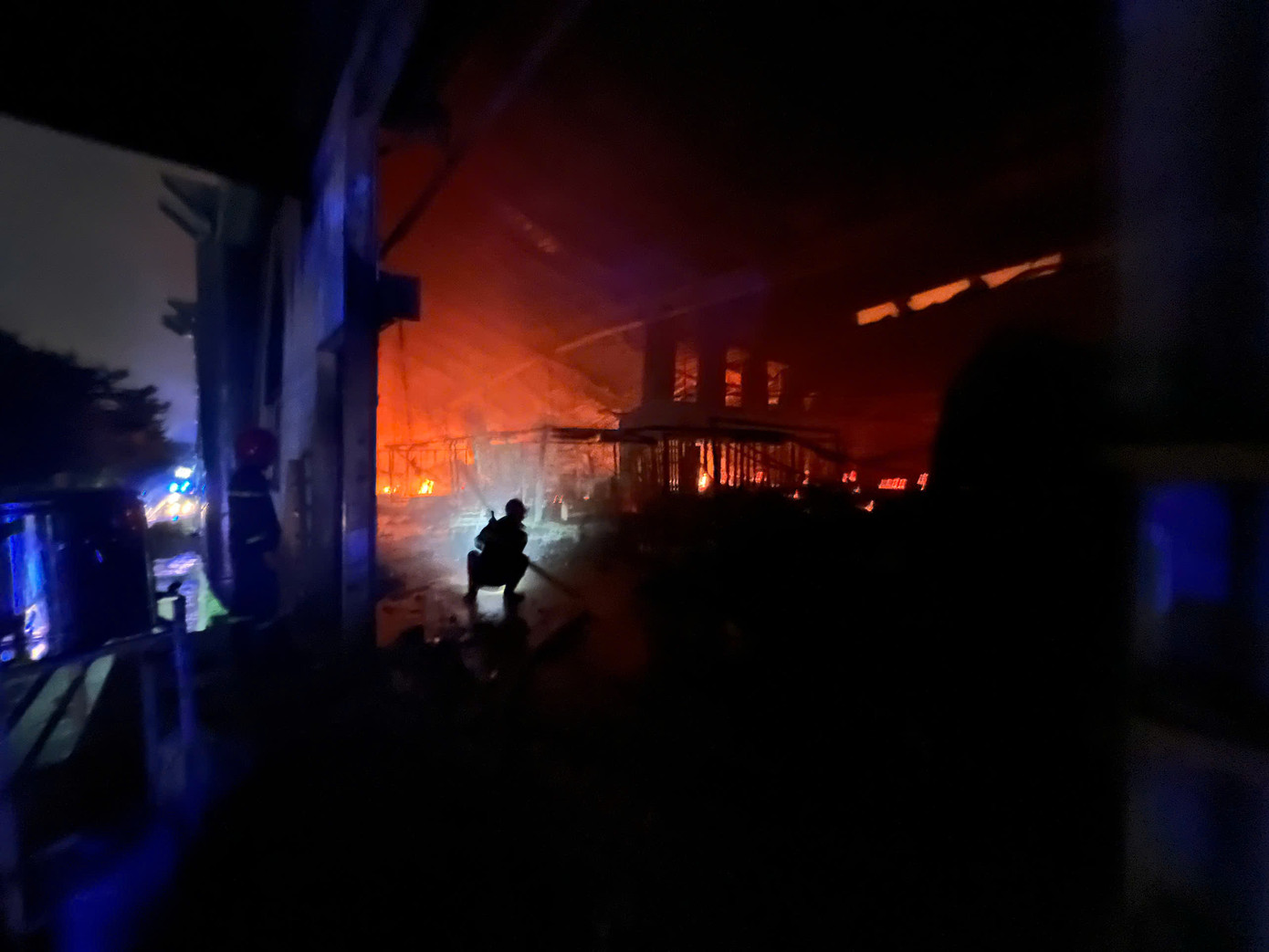 Trung tá Lê Hữu Tài - Phó Trưởng phòng Cảnh sát PCCC – CHCN Công an tỉnh Bình Dương đến hiện trường chỉ huy lực lượng tham gia chữa cháy. Trung tá Lê Hữu Tài - Phó Trưởng phòng Cảnh sát PCCC – CHCN Công an tỉnh Bình Dương đến hiện trường chỉ huy lực lượng tham gia chữa cháy.