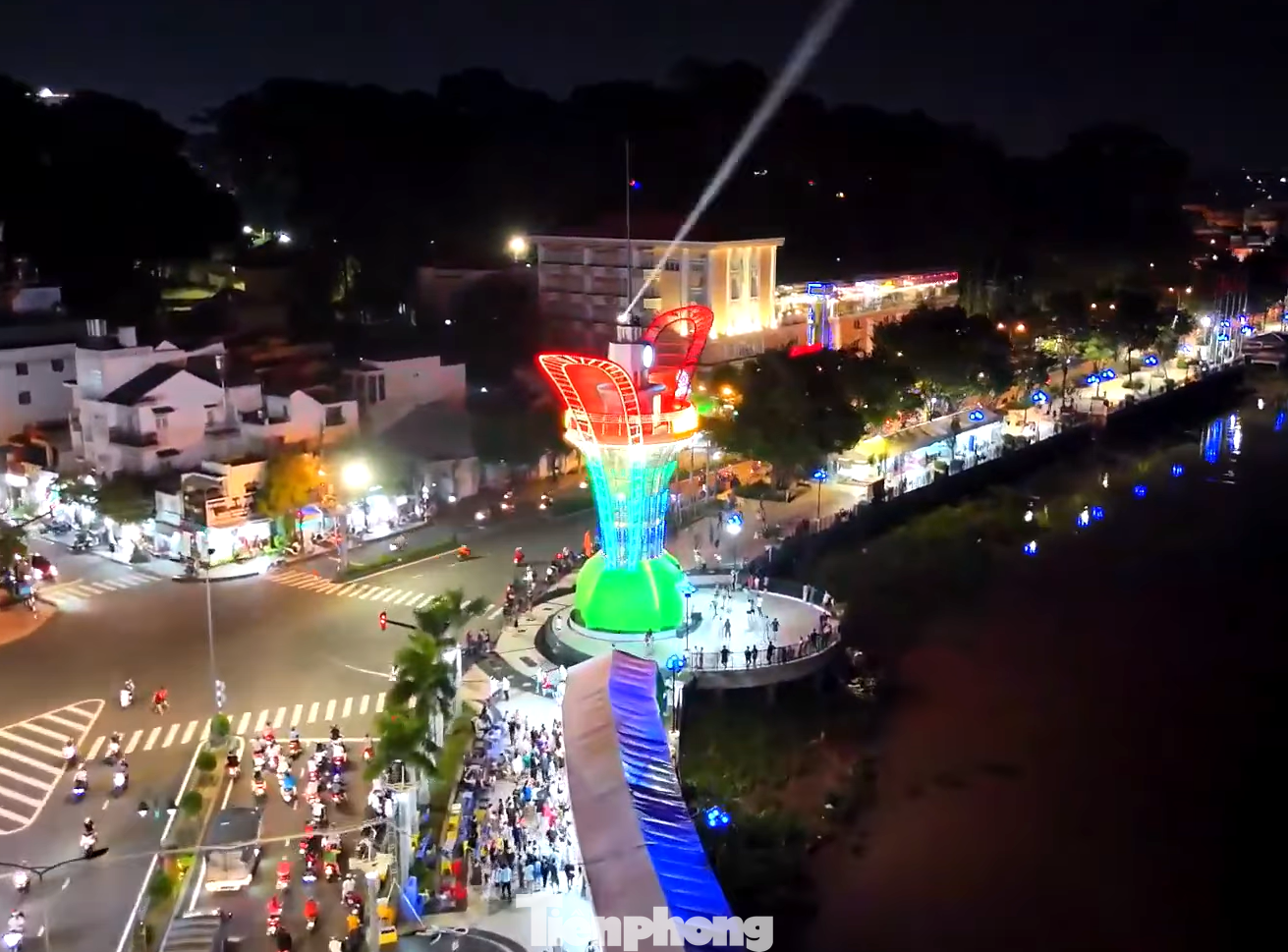 Lối vào bên trong cánh hoa dầu, cầu thang hình xoắn ốc dẫn lên trên đài quan sát. Bên trong cánh hoa vẽ nhiều hình ảnh về danh lam thắng cảnh, con người đất Bình Dương. Lối vào bên trong cánh hoa dầu, cầu thang hình xoắn ốc dẫn lên trên đài quan sát. Bên trong cánh hoa vẽ nhiều hình ảnh về danh lam thắng cảnh, con người đất Bình Dương.