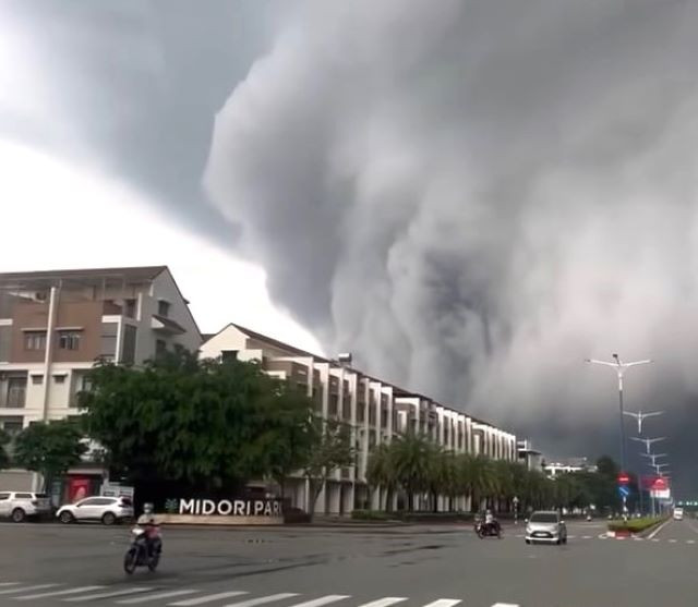 Chứng kiến cảnh tượng lạ, nhiều người dân dùng điện thoại ghi hình, quay video rồi chia sẻ lên mạng xã hội. Chứng kiến cảnh tượng lạ, nhiều người dân dùng điện thoại ghi hình, quay video rồi chia sẻ lên mạng xã hội.