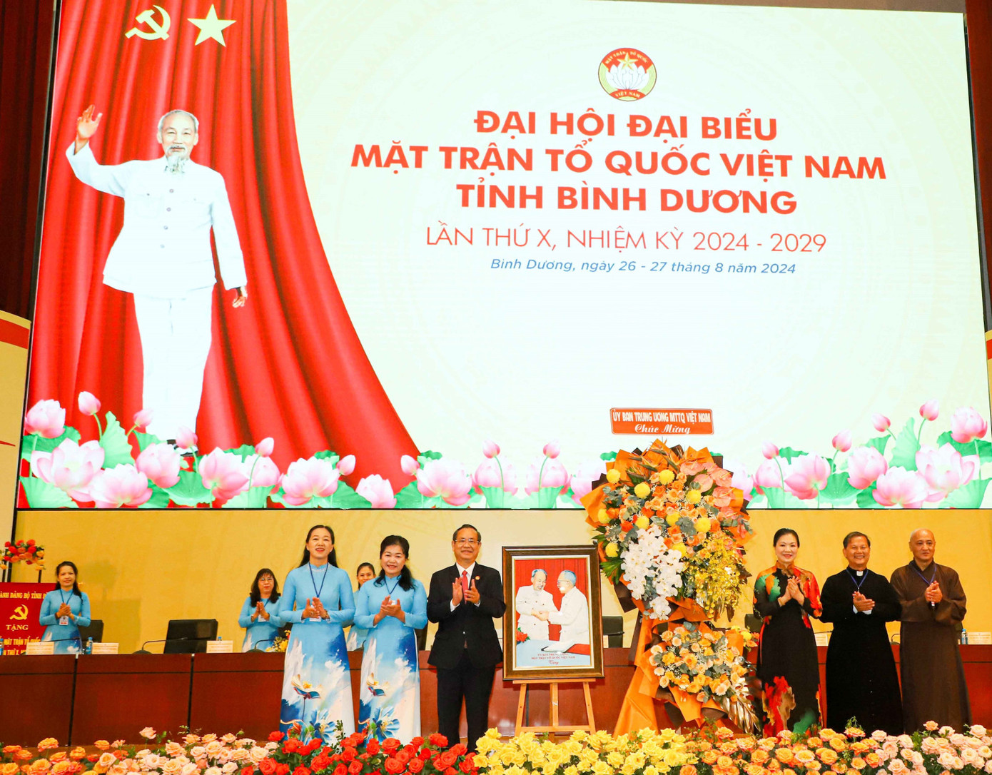 Ủy ban Trung ương MTTQ Việt Nam tặng lẵng hoa chúc mừng đại hội.