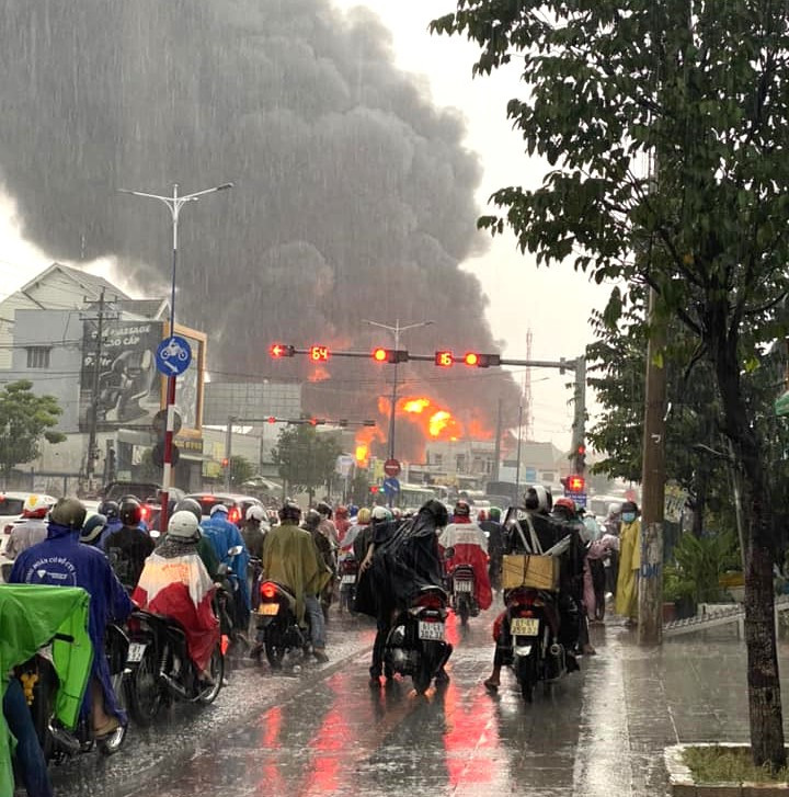 Khu vực đám cháy trời đang mưa lớn
