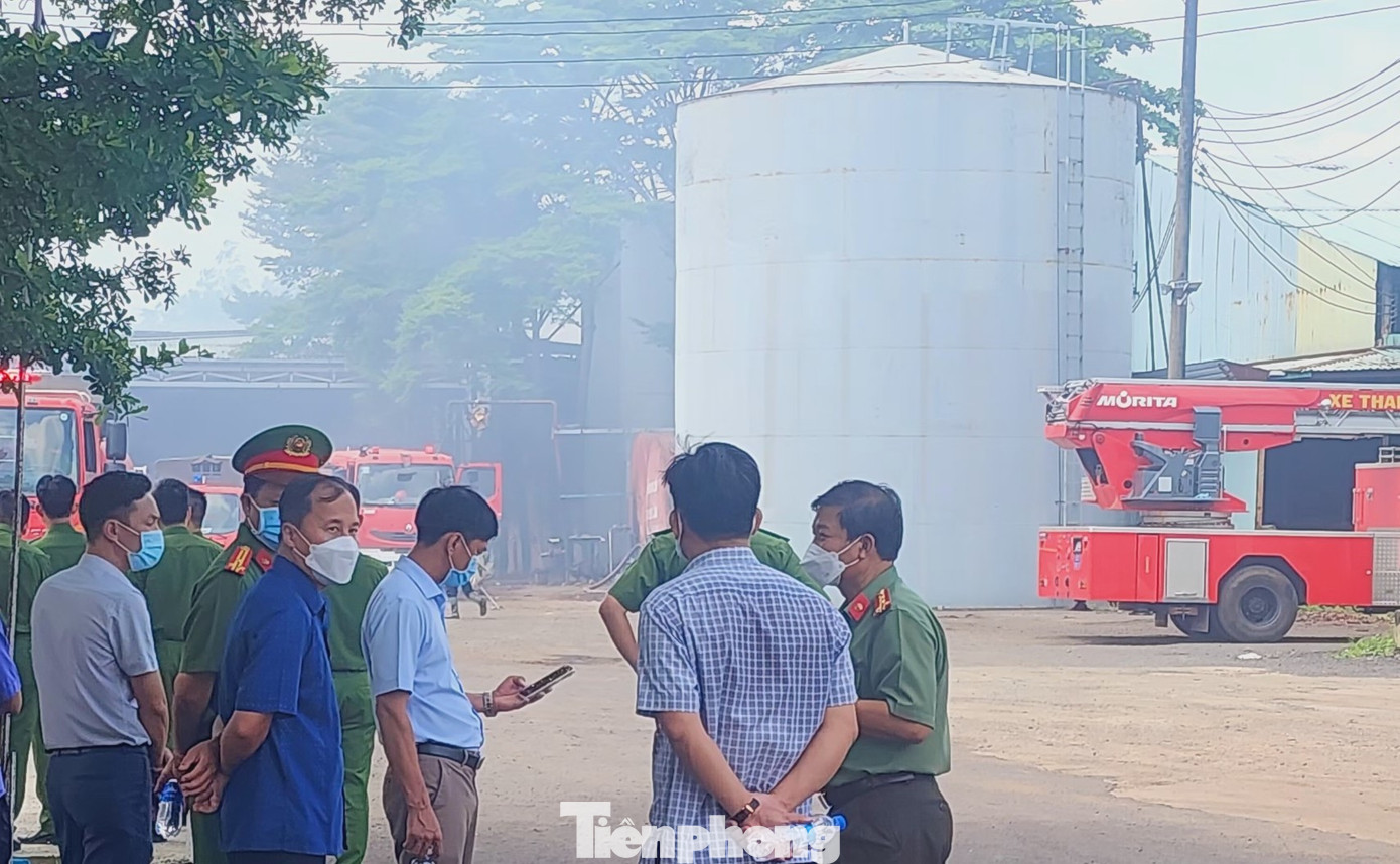Lãnh đạo chính quyền địa phương và công an đến kiểm tra hiện trường