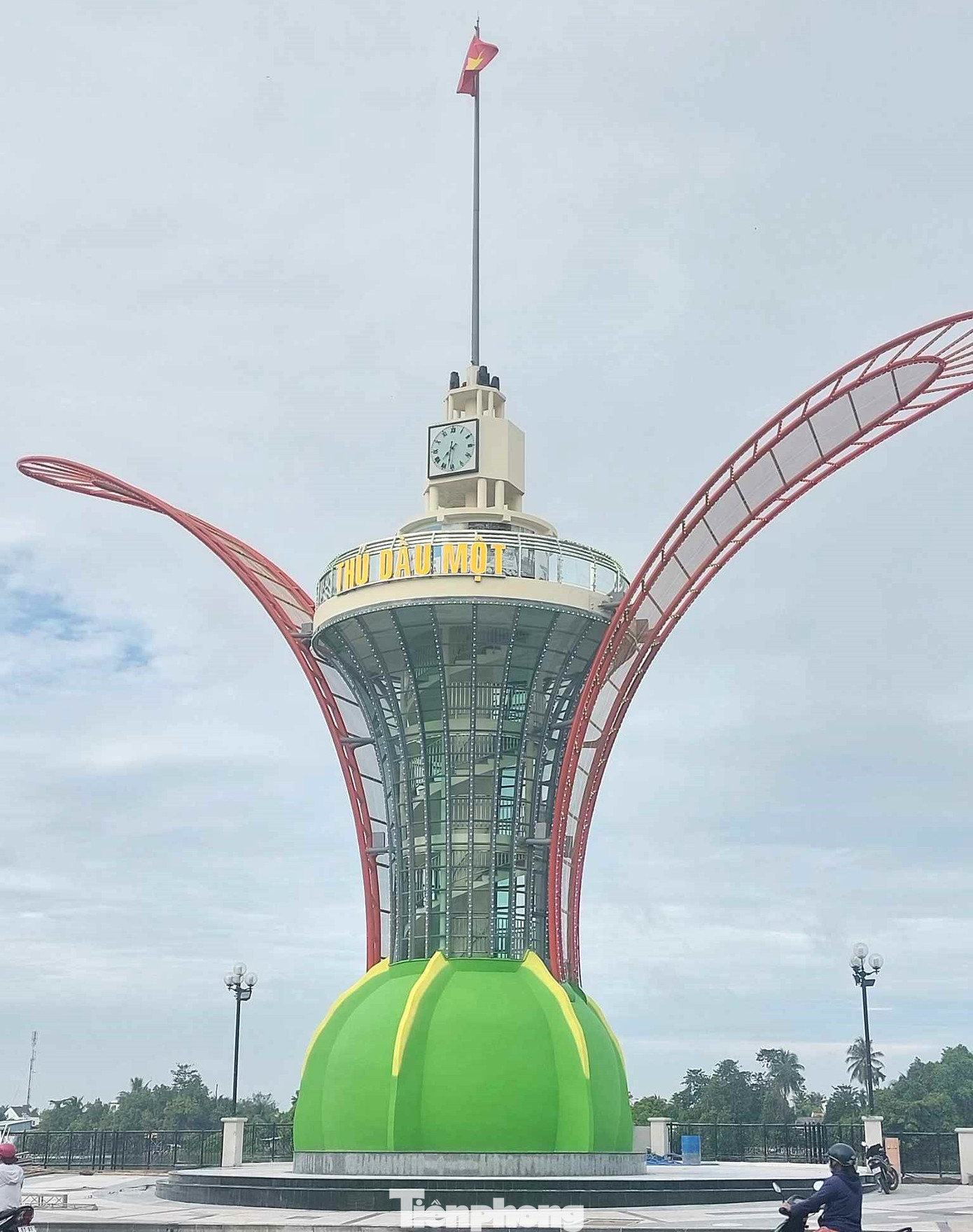 Ngày 29/8, ghi nhận của phóng viên báo Tiền Phong, công trình tháp biểu tượng cánh hoa dầu trên phố đi bộ Bạch Đằng (phường Phú Cường, TP Thủ Dầu Một, tỉnh Bình Dương) đã hoàn thành.