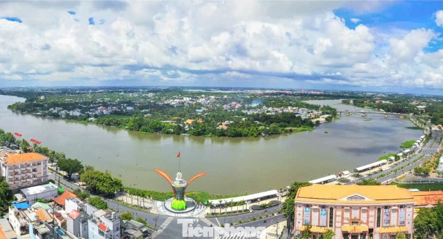 Dịp lễ này, hàng đêm tại phố đi bộ Bạch Đằng, sẽ có các chương trình giao lưu văn nghệ Band nhạc đường phố, trình diễn khiêu vũ, nhảy hiện đại, câu lạc bộ trượt ván nghệ thuật, viết thư pháp, tô tượng vẽ tranh thiếu nhi.