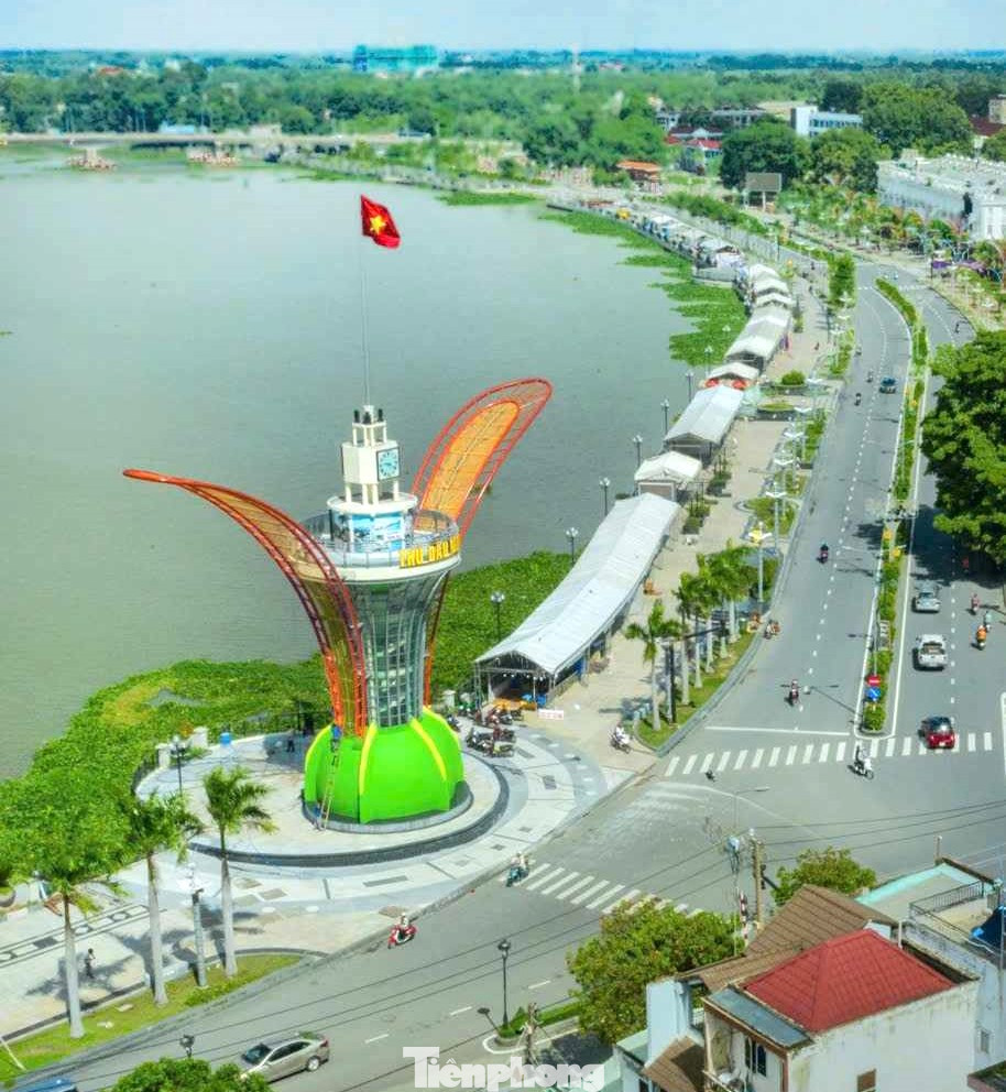 Tại phố đi bộ Bạch Đằng, từ ngày 29/8 đến ngày 2/9 sẽ diễn ra phiên chợ bánh dân gian Nam bộ, ẩm thực vùng miền, trưng bày giới thiệu các sản phẩm đạt chứng nhận OCOP. Riêng vào lúc 6h sáng 1/9, Thủ Dầu Một sẽ tổ chức Giải chạy việt dã “Cung đường những hàng dầu”. Lúc 7h30 sáng 2/9 sẽ tổ chức giải đua thuyền truyền thống; chương trình ra mắt biểu tượng cánh hoa dầu, trình diễn nghệ thuật phản lực nước Flyboard, điều hành Sup trên sông, múa lân sư rồng. Ngoài ra, Thủ Dầu Một còn tổ chức chương trình giao lưu đờn ca tài tử tại Nhà truyền thống vào lúc 18h30 tối ngày 30/8.