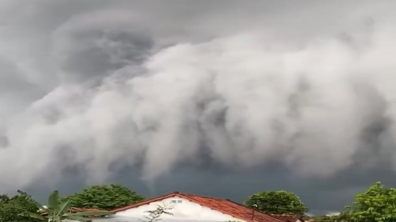 Chiều nay, một hiện tượng gây sự hiếu kỳ cho người dân tại Bình Dương khi hình ảnh mây xoắn tạo thành cột khổng lồ. Nhiều người chứng kiến còn ví đám mây như cơn sóng thần sắp ập đến. Chiều nay, một hiện tượng gây sự hiếu kỳ cho người dân tại Bình Dương khi hình ảnh mây xoắn tạo thành cột khổng lồ. Nhiều người chứng kiến còn ví đám mây như cơn sóng thần sắp ập đến.