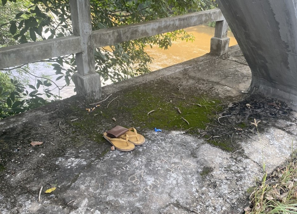 Một chiếc ví tiền và đôi dép trên cầu nghi của nạn nhân