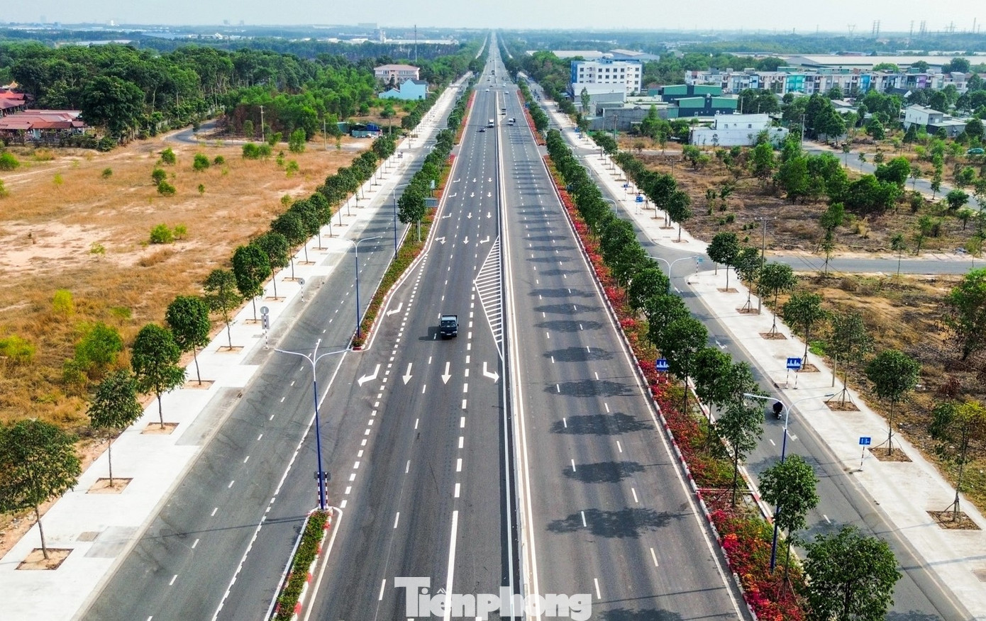 Đường Mỹ Phước Tân Vạn có chiều dài hơn 62km nối từ Quốc lộ 1A, từ TPHCM đến Quốc lộ 13, đoạn qua huyện Bàu Bàng (Bình Dương). Đường Mỹ Phước Tân Vạn có nhiều điểm thường xuyên xảy ra ùn ứ do lượng phương tiện lưu thông đông, đặc biệt là xe container. Đây là tuyến đường vận chuyển hàng hóa đường bộ lớn nhất tại tỉnh Bình Dương. Đường Mỹ Phước Tân Vạn có chiều dài hơn 62km nối từ Quốc lộ 1A, từ TPHCM đến Quốc lộ 13, đoạn qua huyện Bàu Bàng (Bình Dương). Đường Mỹ Phước Tân Vạn có nhiều điểm thường xuyên xảy ra ùn ứ do lượng phương tiện lưu thông đông, đặc biệt là xe container. Đây là tuyến đường vận chuyển hàng hóa đường bộ lớn nhất tại tỉnh Bình Dương.