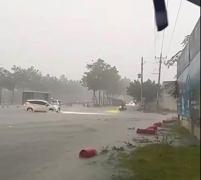 Một số tuyến đường trong khu công nghiệp Mỹ Phước 2 và Mỹ Phước 3 thuộc địa bàn thành phố Bến Cát bị ngập nặng. Dòng chảy rất mạnh cuốn trôi cả xe máy lưu thông trên đường.
