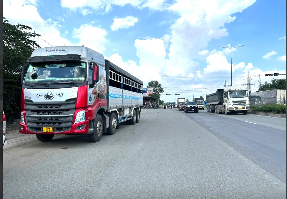 Chiếc xe tải cách hiện trường hơn 10m Chiếc xe tải cách hiện trường hơn 10m