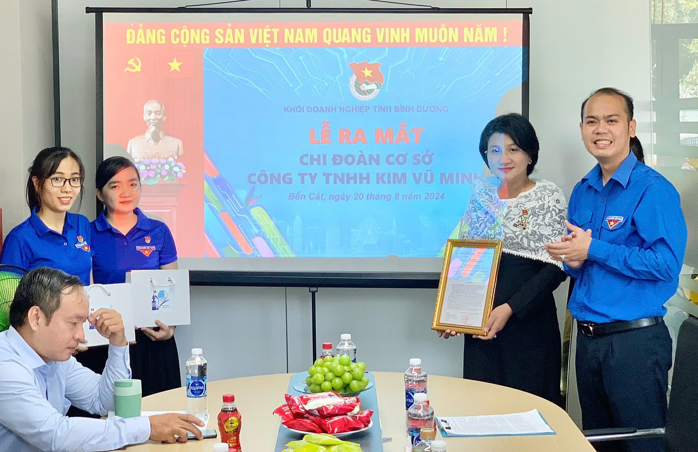 Ra mắt Chi Đoàn cơ sở Công ty TNHH Kim Vũ Minh. Ảnh: Tuấn Vũ